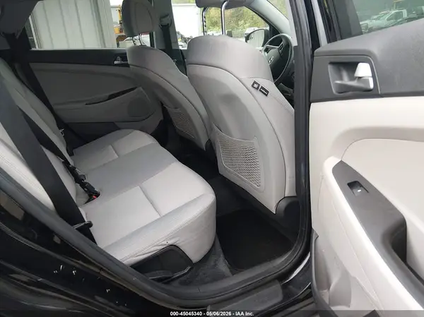 KM8J3CA48JU624987 2018 HYUNDAI TUCSON - Image 8