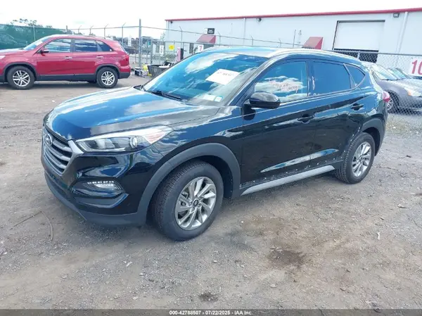 KM8J3CA48JU629557 2018 HYUNDAI TUCSON - Image 2