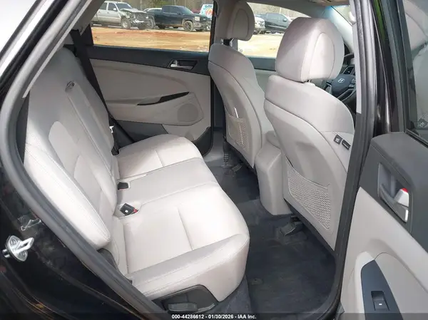KM8J3CA48JU633835 2018 HYUNDAI TUCSON - Image 8