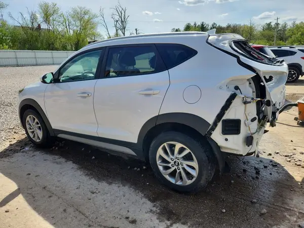 KM8J3CA48JU671811 2018 HYUNDAI TUCSON - Image 2