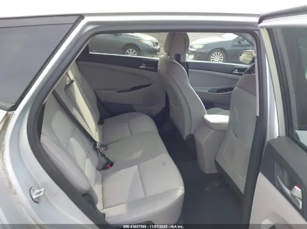 KM8J3CA48JU701759 2018 HYUNDAI TUCSON - Image 8