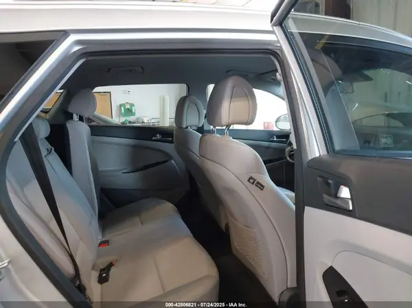 KM8J3CA48JU719582 2018 HYUNDAI TUCSON - Image 8
