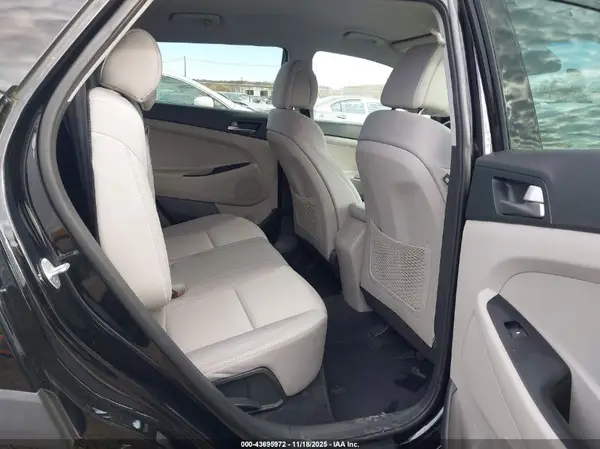 KM8J3CA48JU745065 2018 HYUNDAI TUCSON - Image 8