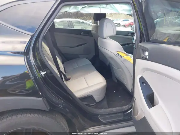 KM8J3CA48JU747947 2018 HYUNDAI TUCSON - Image 8