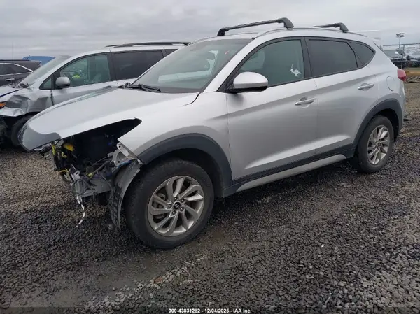 KM8J3CA48JU766885 2018 HYUNDAI TUCSON - Image 2
