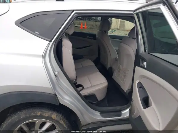 KM8J3CA48JU766885 2018 HYUNDAI TUCSON - Image 8