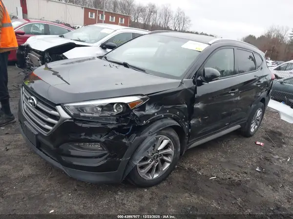 KM8J3CA48JU767177 2018 HYUNDAI TUCSON - Image 2