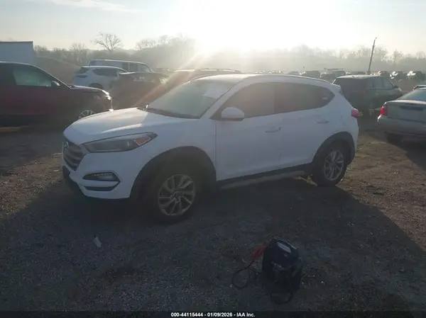 KM8J3CA48JU769169 2018 HYUNDAI TUCSON - Image 2