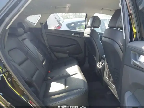 KM8J3CA48JU776199 2018 HYUNDAI TUCSON - Image 8