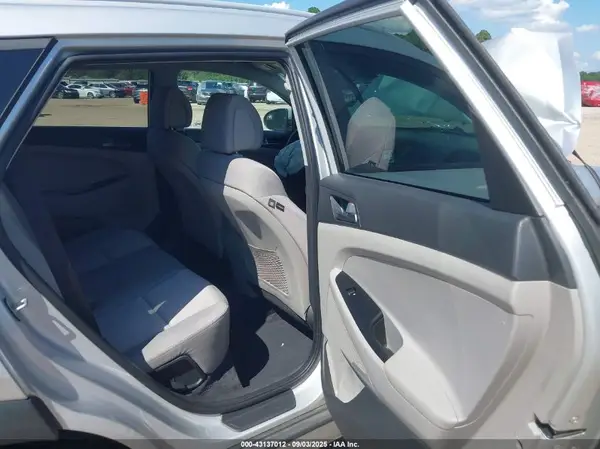 KM8J3CA49HU291922 2017 HYUNDAI TUCSON - Image 8