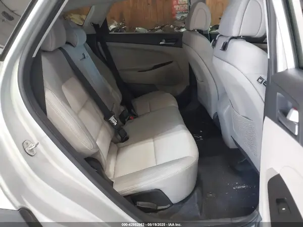 KM8J3CA49HU382172 2017 HYUNDAI TUCSON - Image 8