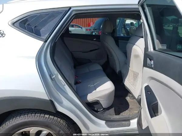 KM8J3CA49HU415672 2017 HYUNDAI TUCSON - Image 8