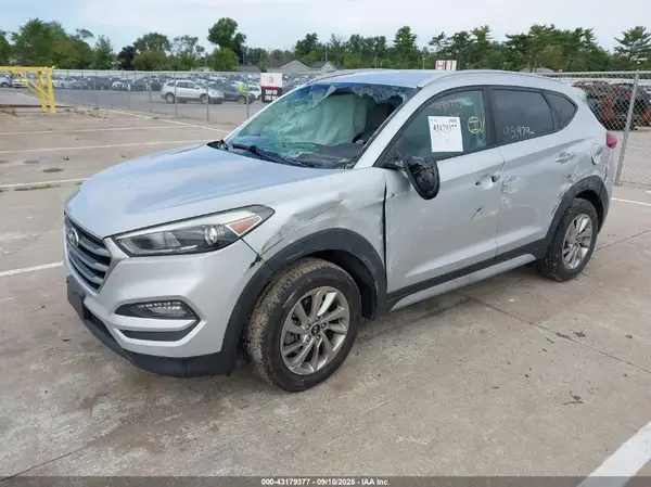 KM8J3CA49JU608216 2018 HYUNDAI TUCSON - Image 2