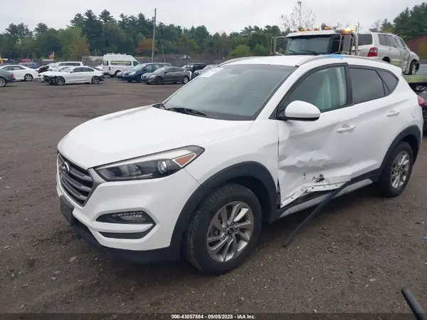 KM8J3CA49JU612217 2018 HYUNDAI TUCSON - Image 2