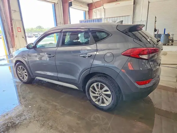 KM8J3CA49JU615098 2018 HYUNDAI TUCSON - Image 2