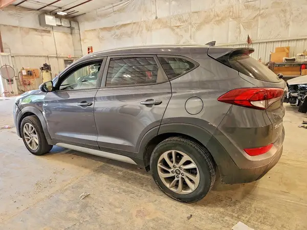 KM8J3CA49JU681828 2018 HYUNDAI TUCSON - Image 2