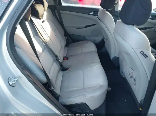 KM8J3CA49JU695874 2018 HYUNDAI TUCSON - Image 8