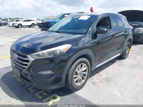 KM8J3CA49JU702841 2018 HYUNDAI TUCSON - Image 2