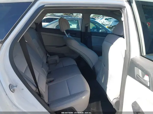 KM8J3CA49JU705948 2018 HYUNDAI TUCSON - Image 8