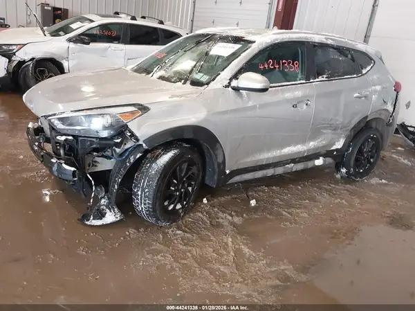 KM8J3CA49JU726234 2018 HYUNDAI TUCSON - Image 2