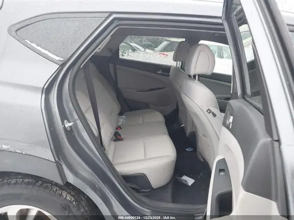KM8J3CA49JU729831 2018 HYUNDAI TUCSON - Image 8