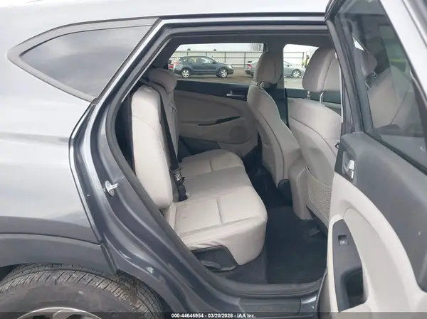 KM8J3CA49JU733880 2018 HYUNDAI TUCSON - Image 8