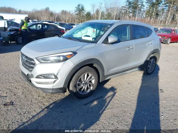KM8J3CA49JU736696 2018 HYUNDAI TUCSON - Image 2