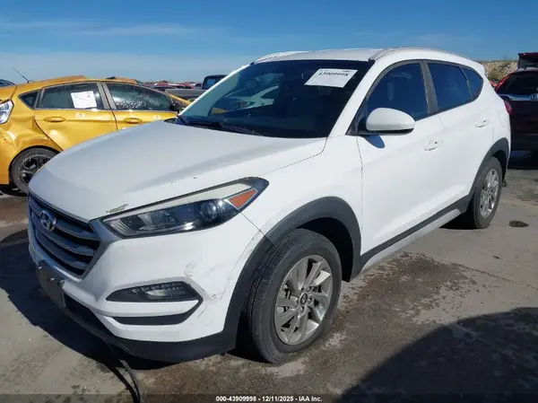 KM8J3CA49JU737766 2018 HYUNDAI TUCSON - Image 2