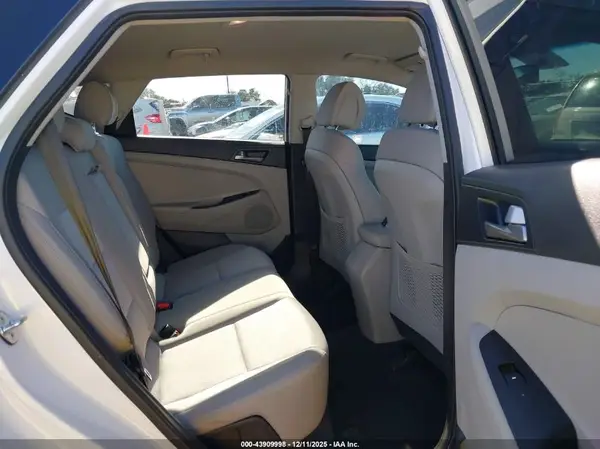 KM8J3CA49JU737766 2018 HYUNDAI TUCSON - Image 8