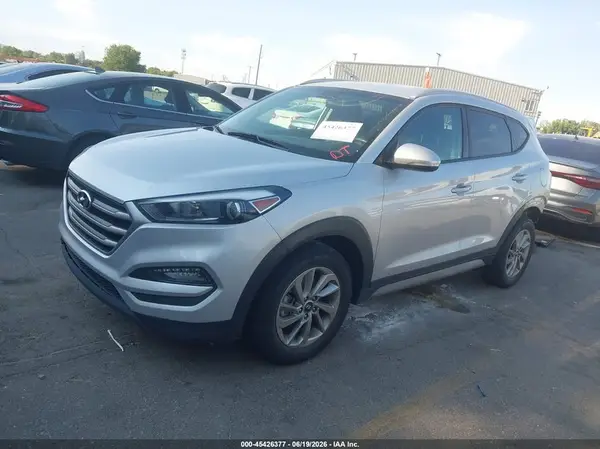 KM8J3CA49JU775126 2018 HYUNDAI TUCSON - Image 2