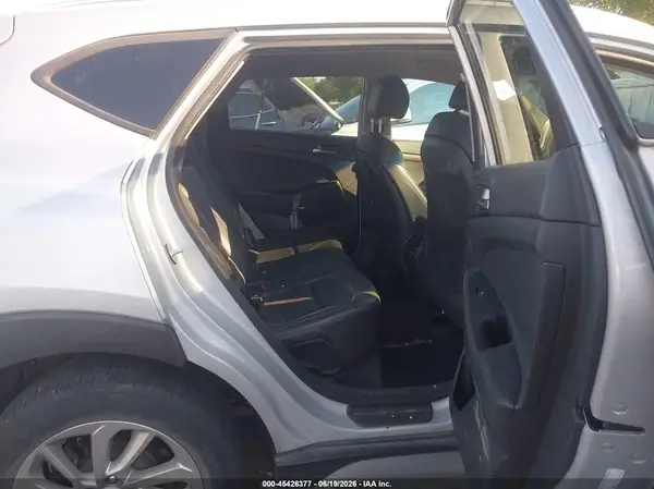 KM8J3CA49JU775126 2018 HYUNDAI TUCSON - Image 8