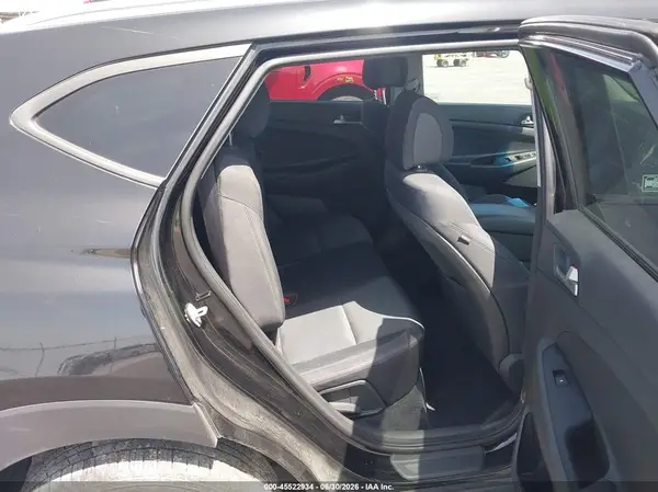 KM8J3CA49JU780827 2018 HYUNDAI TUCSON - Image 8