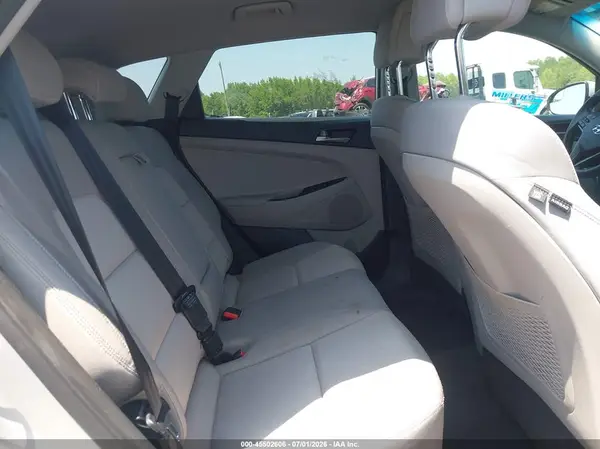 KM8J3CA4XHU584065 2017 HYUNDAI TUCSON - Image 8
