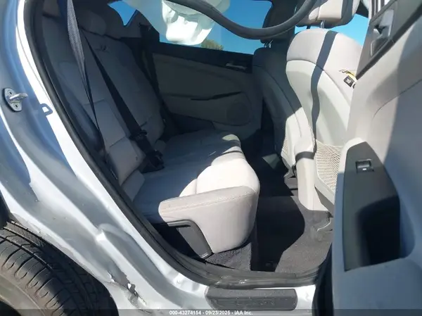 KM8J3CA4XJU678064 2018 HYUNDAI TUCSON - Image 8
