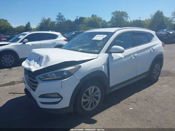 KM8J3CA4XJU738165 2018 HYUNDAI TUCSON - Image 2
