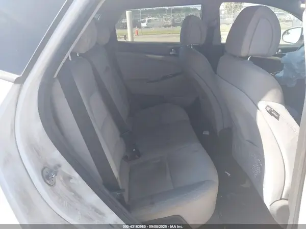 KM8J3CA4XJU738165 2018 HYUNDAI TUCSON - Image 8