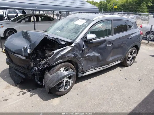 KM8J3CAL0JU778990 2018 HYUNDAI TUCSON - Image 2