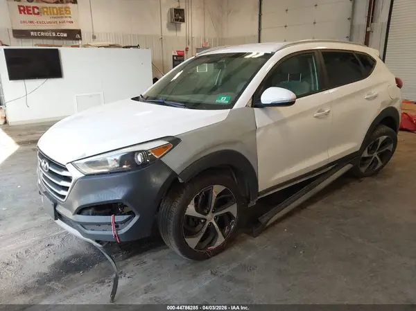 KM8J3CAL8JU686378 2018 HYUNDAI TUCSON - Image 2