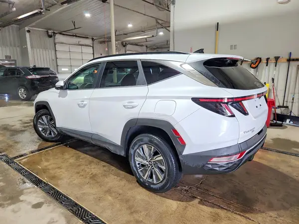 KM8JBCA16NU015590 2022 HYUNDAI TUCSON - Image 2