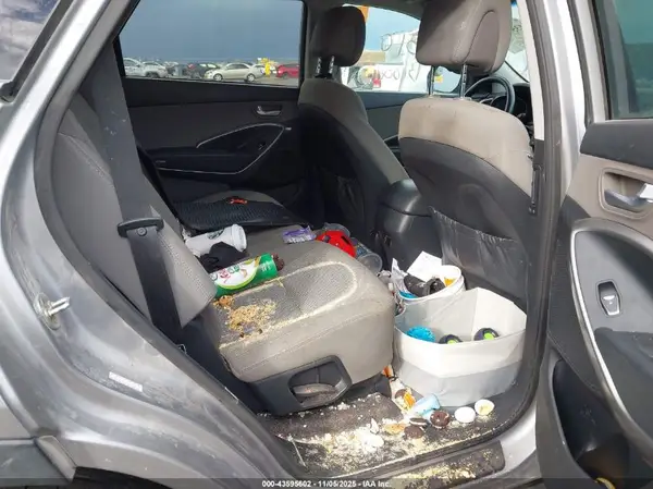 KM8SMDHF7HU250753 2017 HYUNDAI SANTA FE - Image 8