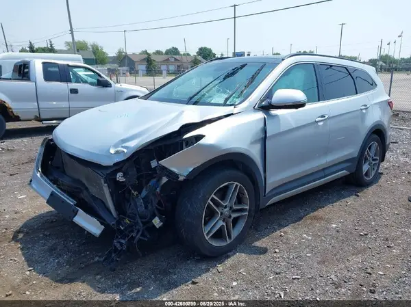 KM8SRDHF4JU282759 2018 HYUNDAI SANTA FE - Image 2