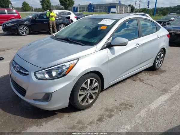 KMHCT4AE0HU338987 2017 HYUNDAI ACCENT - Image 2
