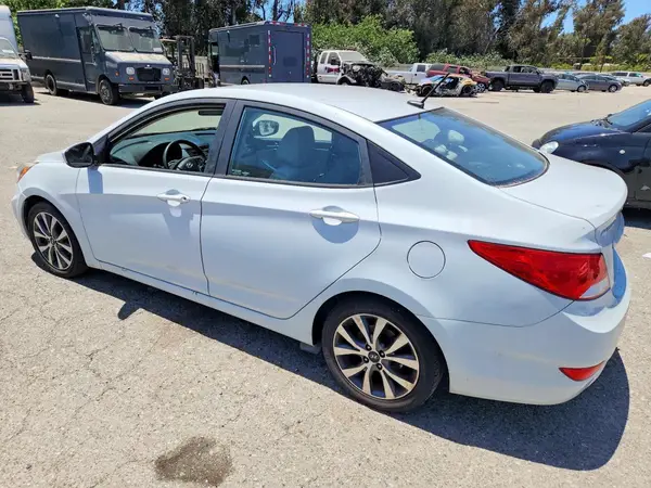 KMHCT4AE2HU366581 2017 HYUNDAI ACCENT - Image 2