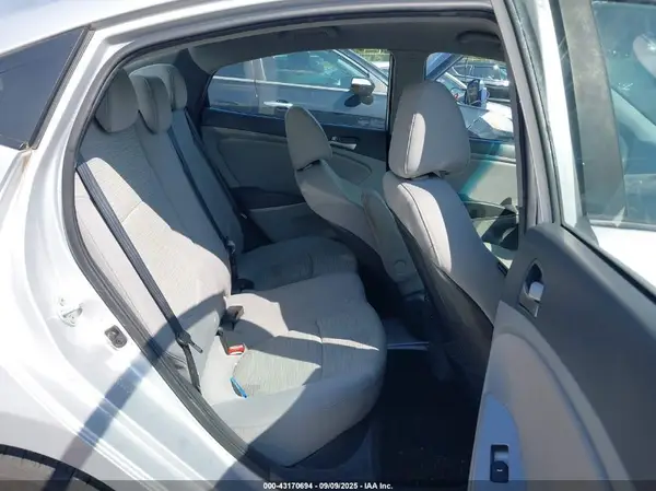 KMHCT4AE4HU235815 2017 HYUNDAI ACCENT - Image 8
