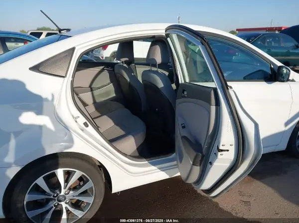 KMHCT4AE5HU379583 2017 HYUNDAI ACCENT - Image 8