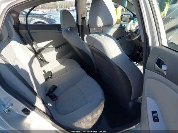 KMHCT4AE7GU116686 2016 HYUNDAI ACCENT - Image 8