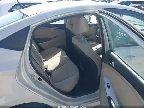 KMHCT4AE8HU218256 2017 HYUNDAI ACCENT - Image 8