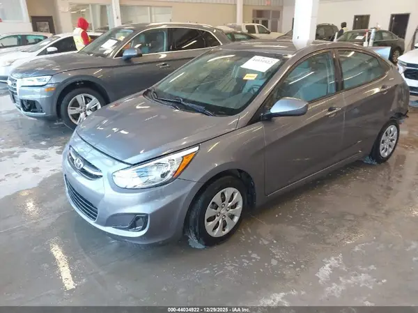 KMHCT4AE9HU173585 2017 HYUNDAI ACCENT - Image 2