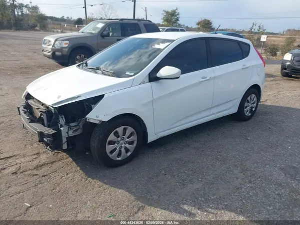 KMHCT5AE1HU318916 2017 HYUNDAI ACCENT - Image 2