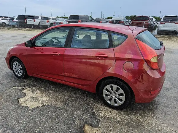 KMHCT5AE2HU300411 2017 HYUNDAI ACCENT - Image 2